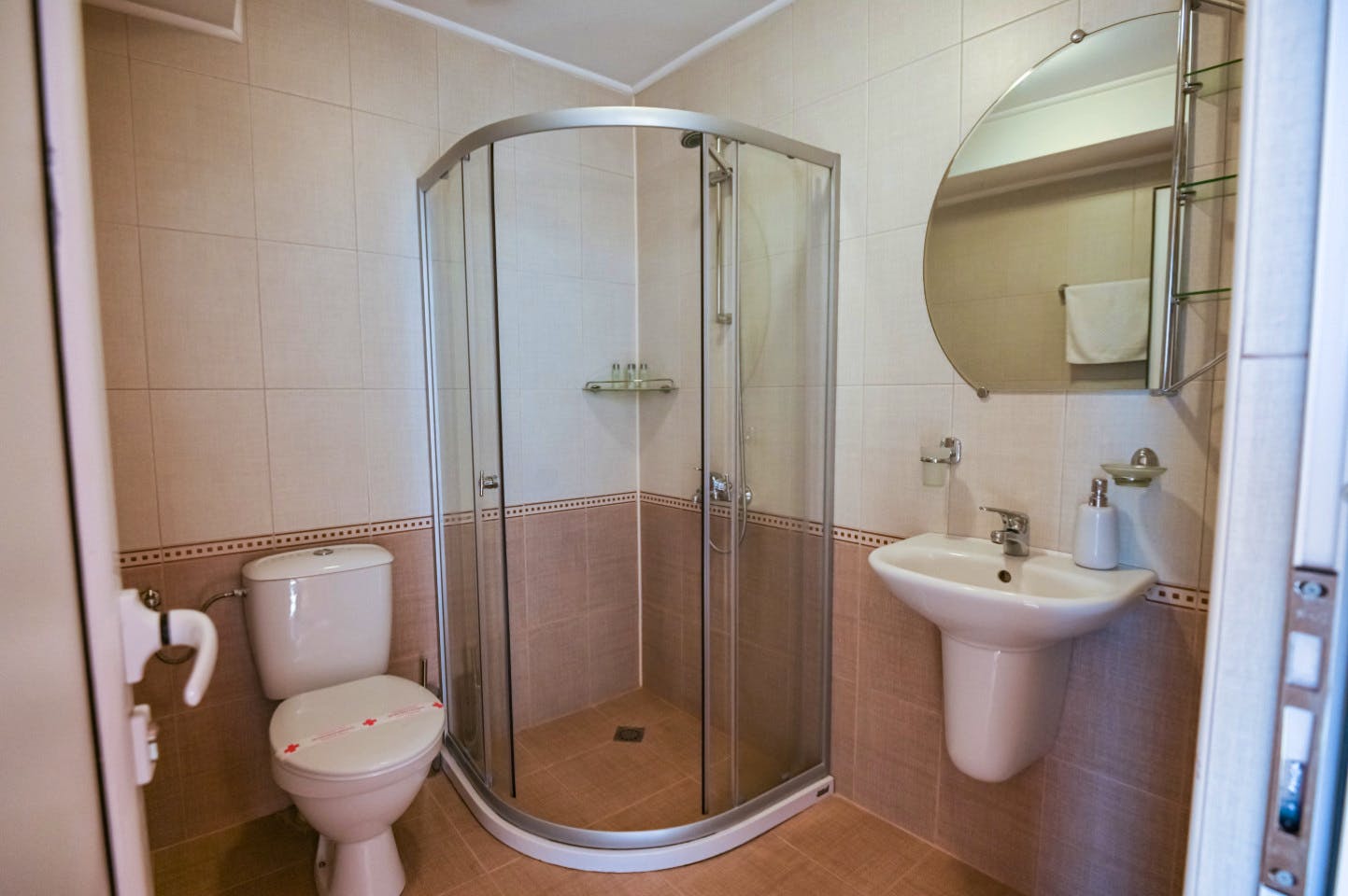  Private Ensuite  -  Engaging Coliving Retreat with Mountain Views Residence  - Gallery -  9