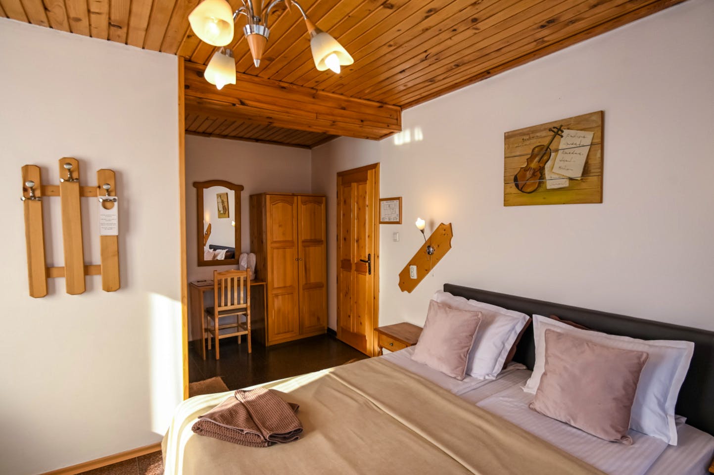  Private Ensuite  -  Engaging Coliving Retreat with Mountain Views Residence  - Gallery -  7