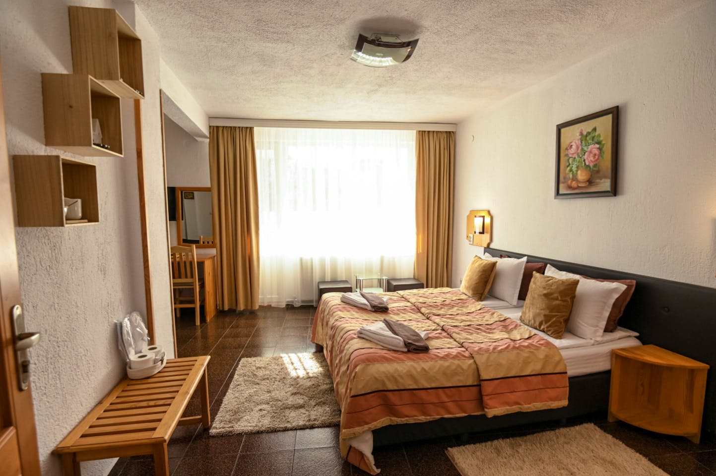  Apartment 2 Bedrooms (4 Guests)  -  Engaging Coliving Retreat with Mountain Views Residence  - Gallery -  1