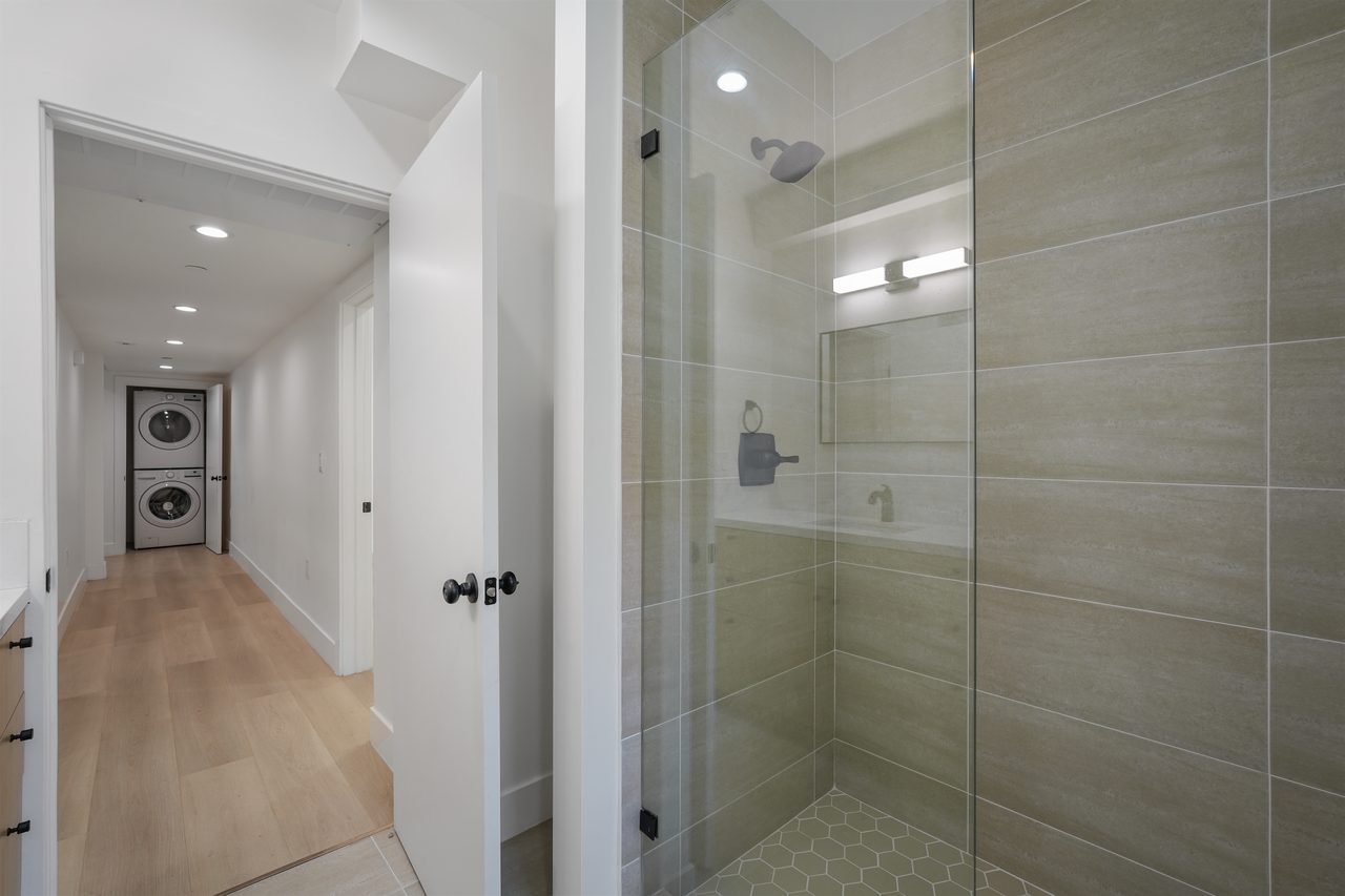 #1858: Hollywood - Queen Bedroom A W/Private Bathroom - 3