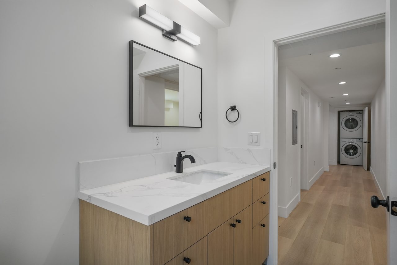 #1858: Hollywood - Queen Bedroom A W/Private Bathroom - 4