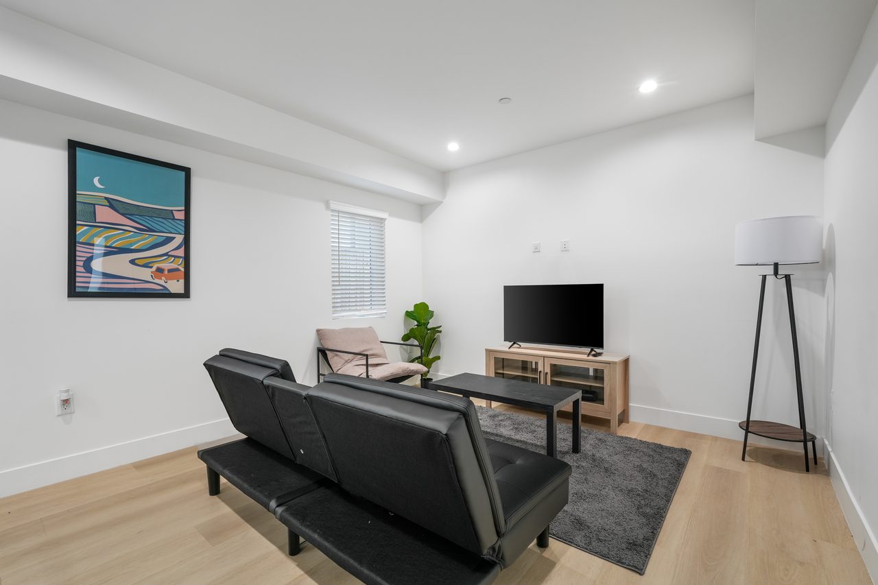#1858: Hollywood - Queen Bedroom A W/Private Bathroom - 10