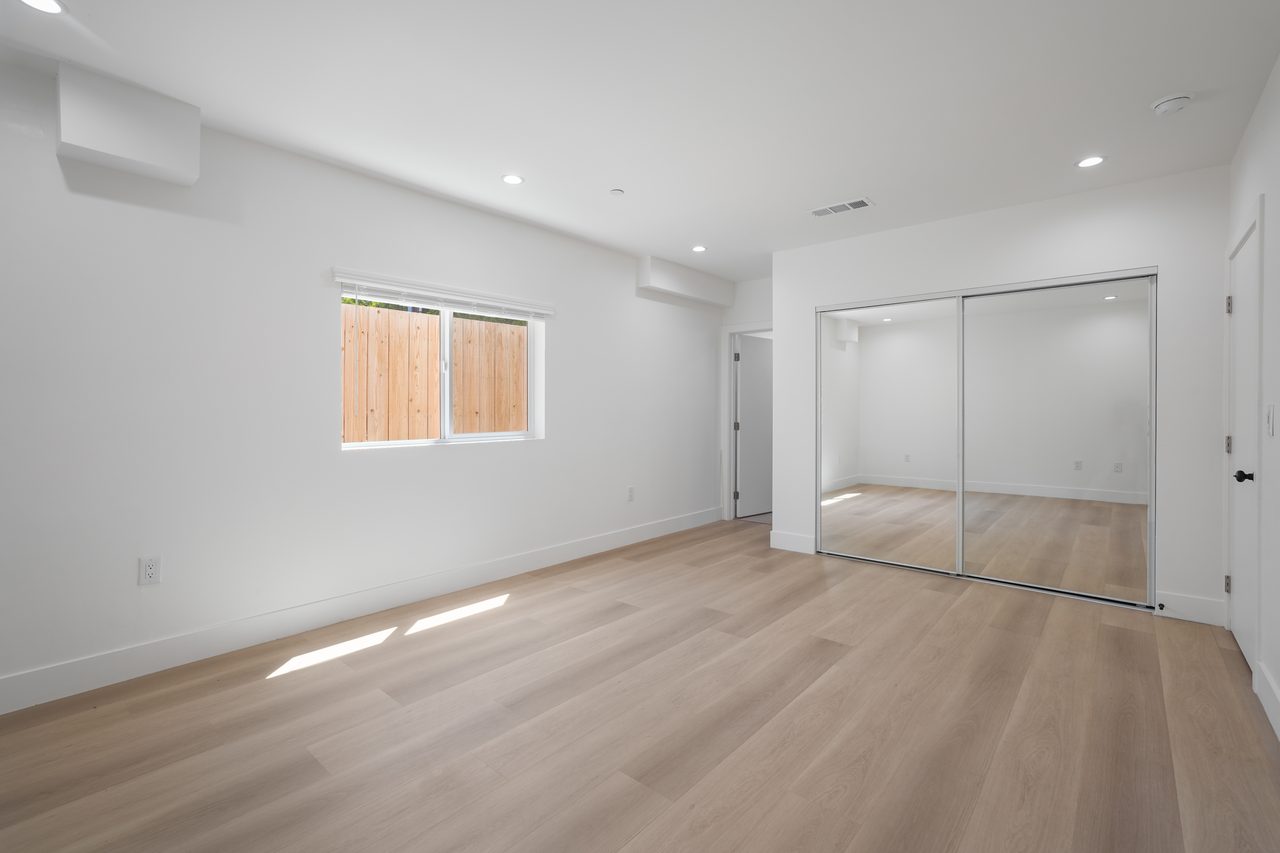 #1858: Hollywood - Queen Bedroom A W/Private Bathroom - 1