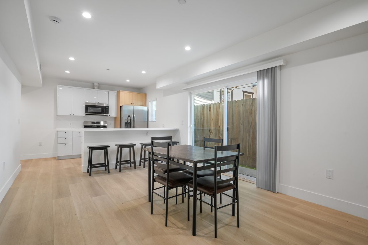  #1858: Hollywood - Queen Bedroom B  -  #1858: Hollywood  - Gallery -  8