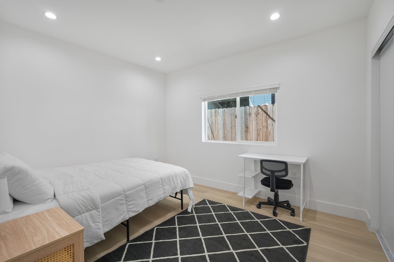  #1858: Hollywood - Queen Bedroom B  -  #1858: Hollywood  - Gallery -  1