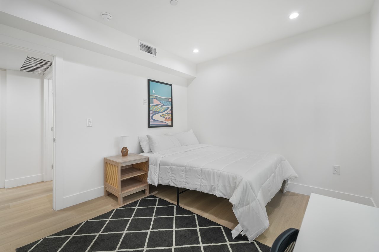  #1858: Hollywood - Queen Bedroom B  -  #1858: Hollywood  - Gallery -  11