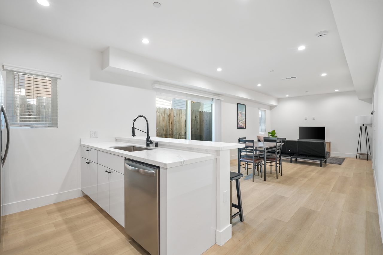 #1858: Hollywood - Queen Bedroom A W/Private Bathroom - #1858: Hollywood - Gallery - 6