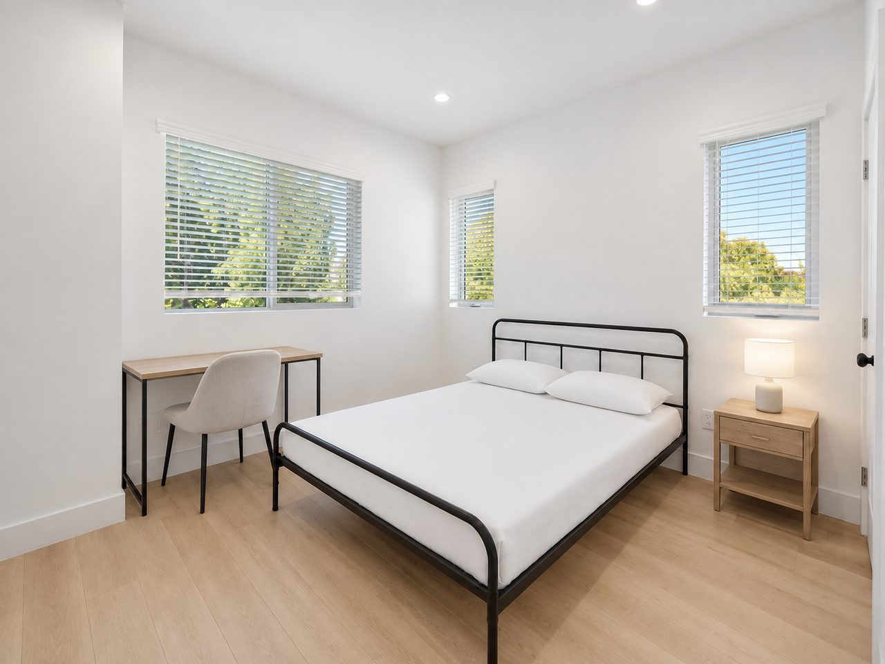 #1857: Hollywood - Queen Bedroom B - 14