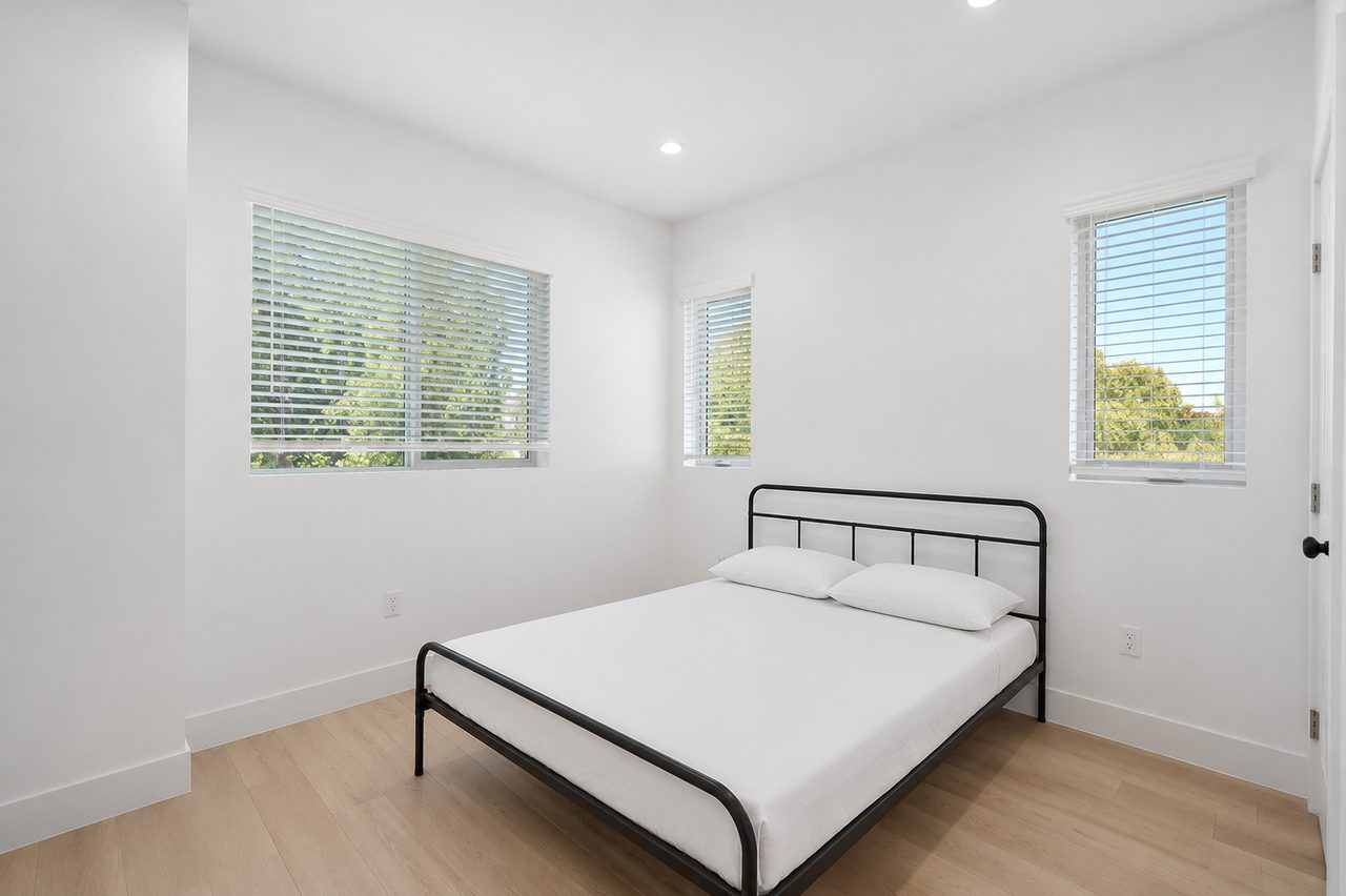 #1857: Hollywood - Queen Bedroom B - 2