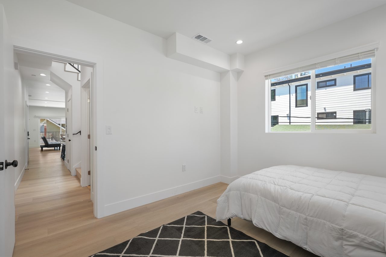  #1857: Hollywood - Queen Bedroom A  -  #1857: Hollywood  - Gallery -  1