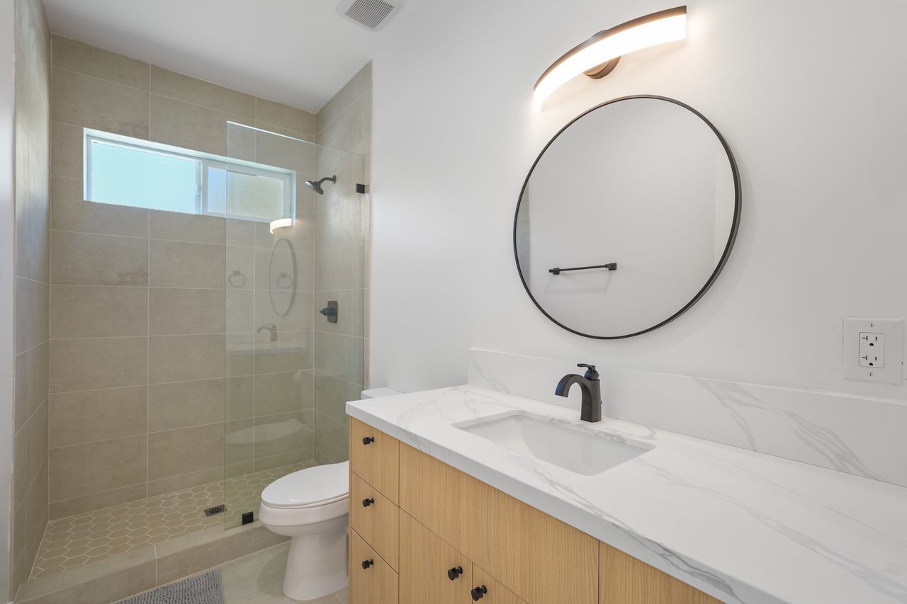 #1857: Hollywood - Queen Bedroom D W/ Private Bathroom - #1857: Hollywood - Gallery - 4