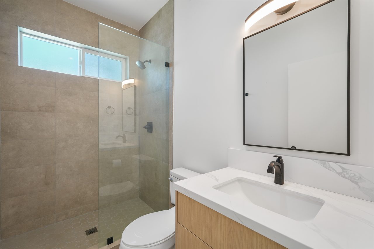  #1857: Hollywood - Queen Bedroom D W/ Private Bathroom  -  #1857: Hollywood  - Gallery -  14