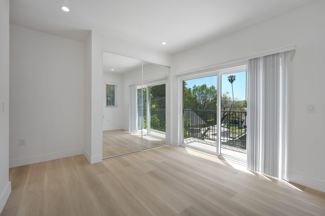  #1857: Hollywood - Queen Bedroom D W/ Private Bathroom  -  #1857: Hollywood  - Gallery -  3