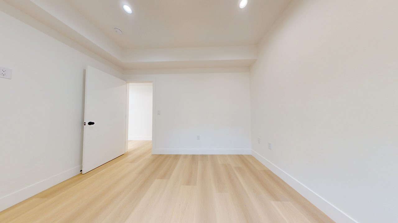  #1857: Hollywood - Queen Bedroom C  -  #1857: Hollywood  - Gallery -  2