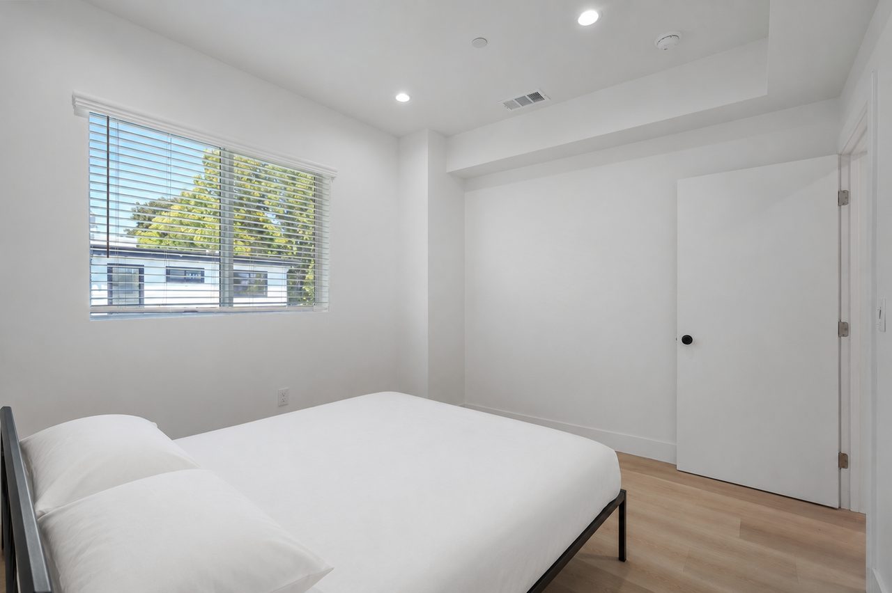 #1857: Hollywood - Queen Bedroom C - 8