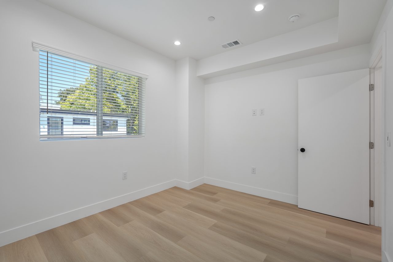  #1857: Hollywood - Queen Bedroom C  -  #1857: Hollywood  - Gallery -  1