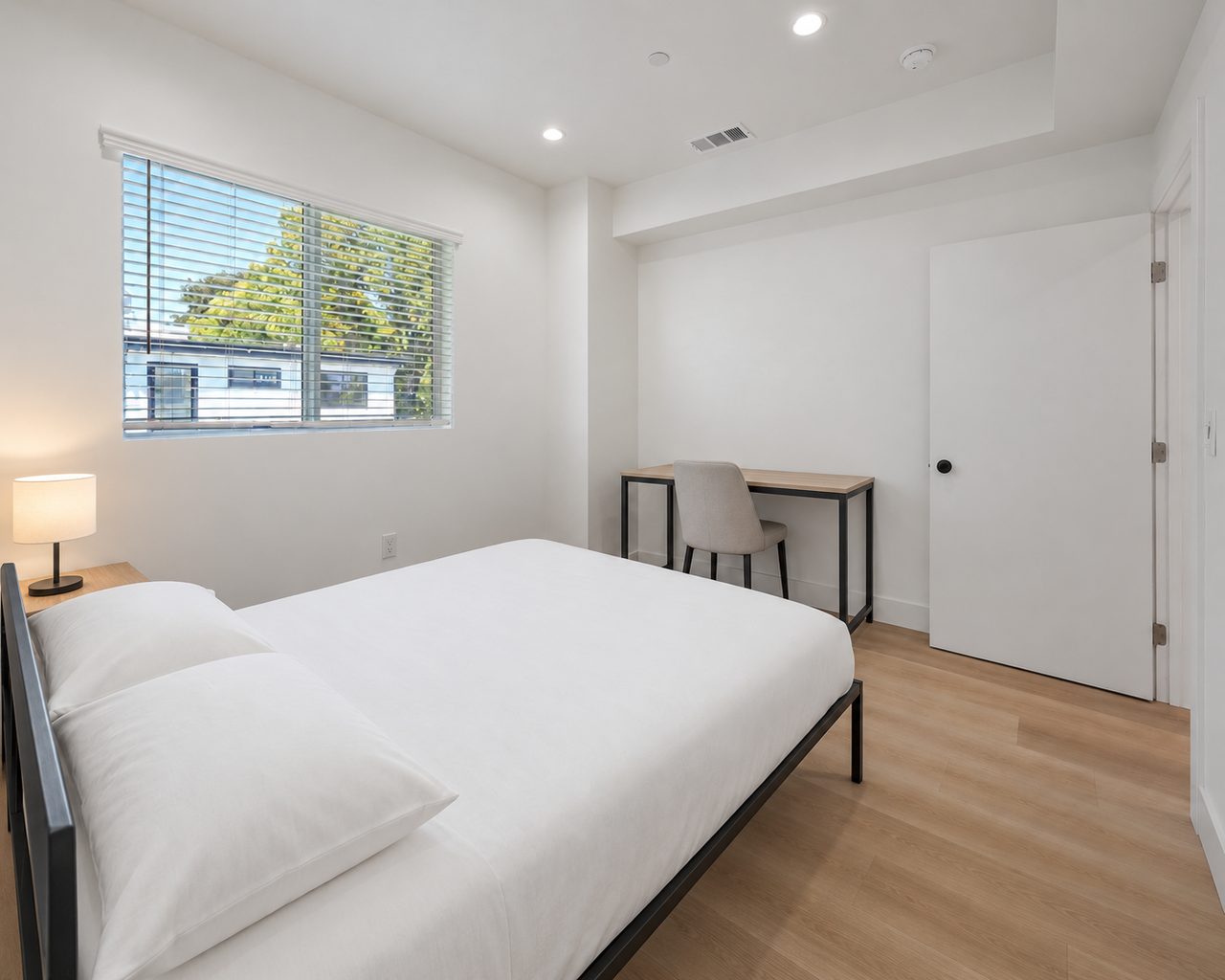 #1857: Hollywood - Queen Bedroom C - 10