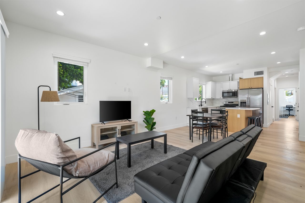  #1857: Hollywood - Queen Bedroom B  -  #1857: Hollywood  - Gallery -  4