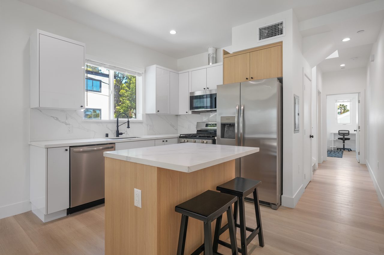  #1857: Hollywood - Queen Bedroom B  -  #1857: Hollywood  - Gallery -  9