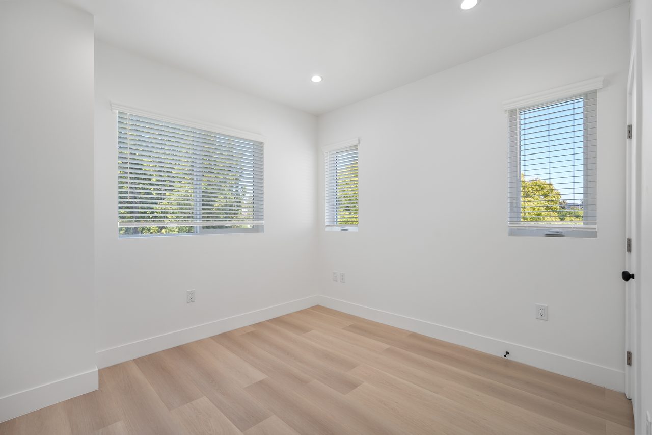  #1857: Hollywood - Queen Bedroom B  -  #1857: Hollywood  - Gallery -  2