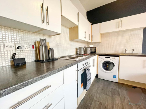 2BR 3 Beds l Salford | Stylish Apartment l Free on site Parking l Close to old Trafford & City Center
