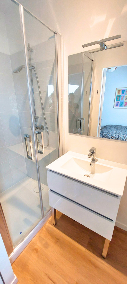 Bedroom With Private Bathroom - La Libération Home - Gallery - 6