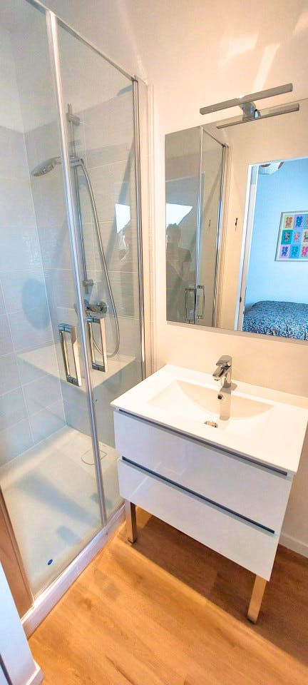Bedroom With Private Bathroom - La Libération Home - Gallery - 3
