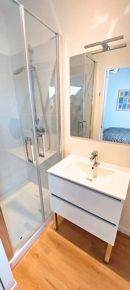 Bedroom With Private Bathroom - La Libération Home - Gallery - 12