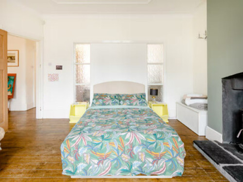 Large room in spacious house & gdn