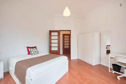 Ample double ensuite bedroom in Estrela