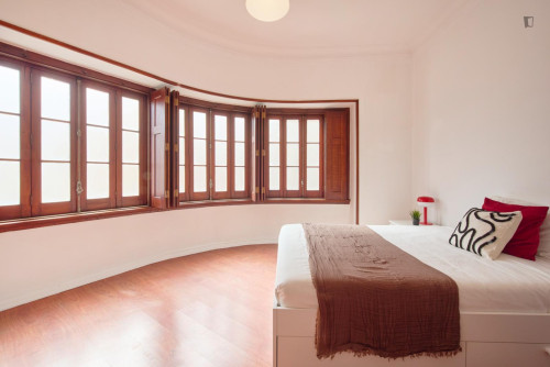 Ample double ensuite bedroom in Estrela