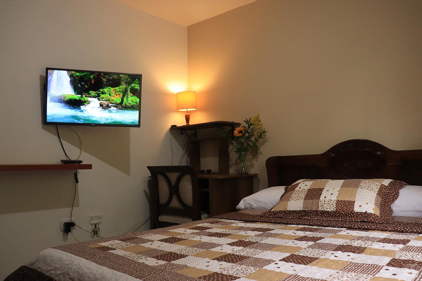 Habitación B - Stunning Comfortable Coliving w/ BBQ + Terrace near Club El Rodeo - Gallery - 1