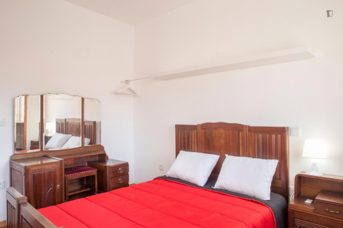 Welcoming double bedroom close to Jardim do Morro - Room 1