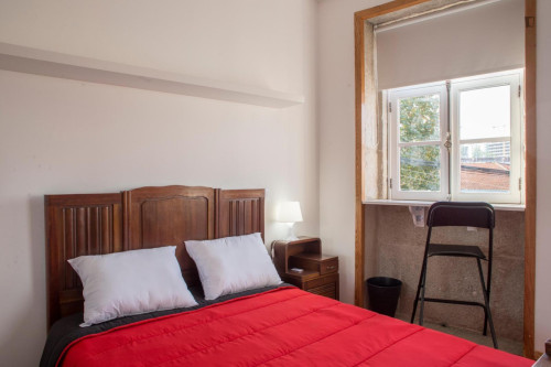 Welcoming double bedroom close to Jardim do Morro - Room 1