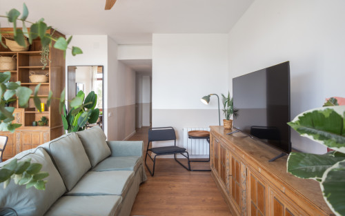 Brightly Renovated Coliving Space with Scenic Views in Elegant Sarrià-Sant Gervasi Apartment