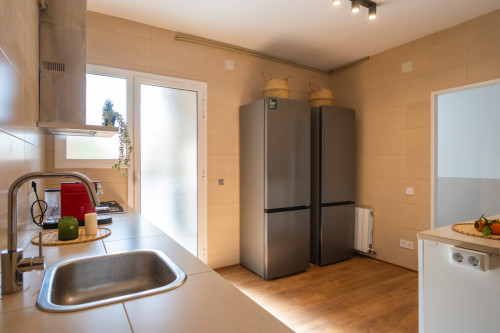 Brightly Renovated Coliving Space with Scenic Views in Elegant Sarrià-Sant Gervasi Apartment