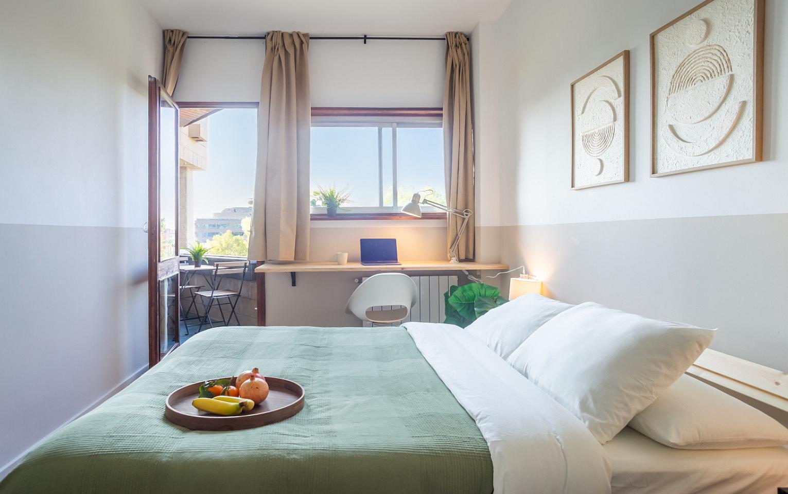 Big Double Room (Ganduxer Room 4) - Brightly Renovated Coliving Space with Scenic Views in Elegant Sarrià-Sant Gervasi Apartment - Gallery - 1