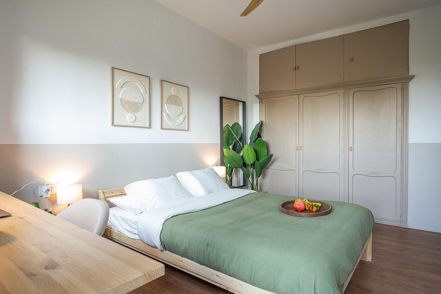 Big Double Room (Ganduxer Room 4) - Brightly Renovated Coliving Space with Scenic Views in Elegant Sarrià-Sant Gervasi Apartment - Gallery - 4
