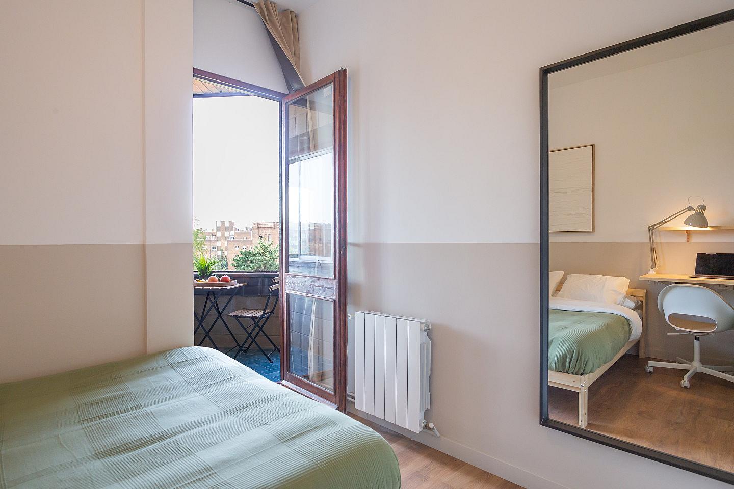Large Double Room (Ganduxer Room 3) - Brightly Renovated Coliving Space with Scenic Views in Elegant Sarrià-Sant Gervasi Apartment - Gallery - 3