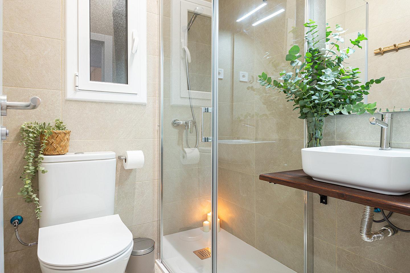 Large Double Room (Ganduxer Room 3) - Brightly Renovated Coliving Space with Scenic Views in Elegant Sarrià-Sant Gervasi Apartment - Gallery - 1