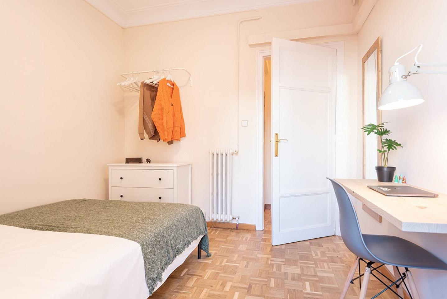  Double Room With Balcony (Casanova2)  -  Spacious Designer Coliving Flat with Concierge in Vibrant Eixample Apartment  - Gallery -  4