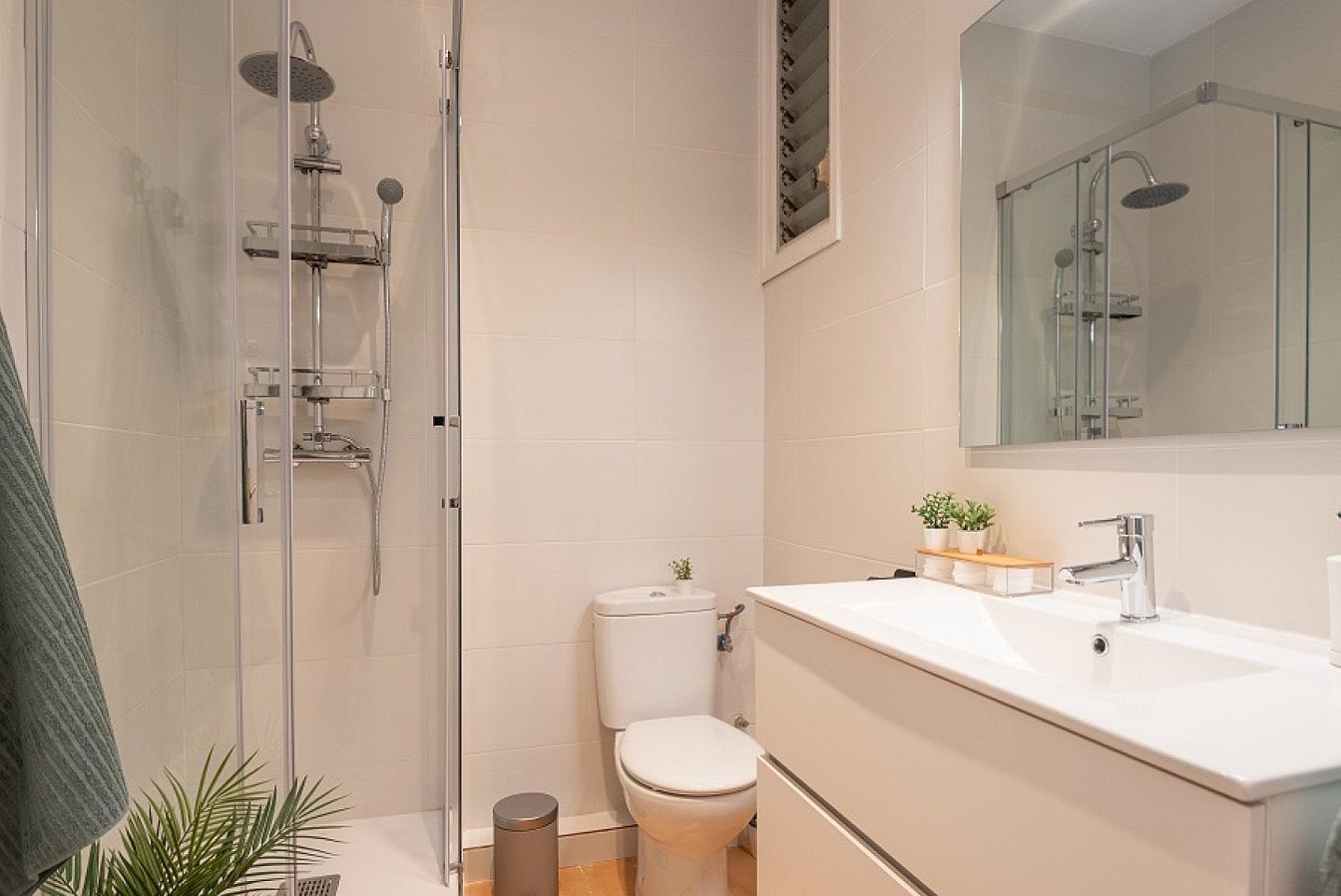  Double Room With Balcony (Casanova2)  -  Spacious Designer Coliving Flat with Concierge in Vibrant Eixample Apartment  - Gallery -  19