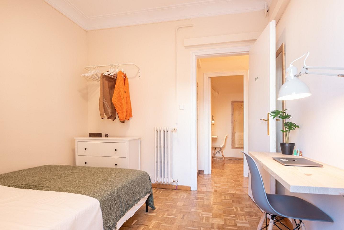 Double Room With Balcony (Casanova2)  -  Spacious Designer Coliving Flat with Concierge in Vibrant Eixample Apartment  - Gallery -  17