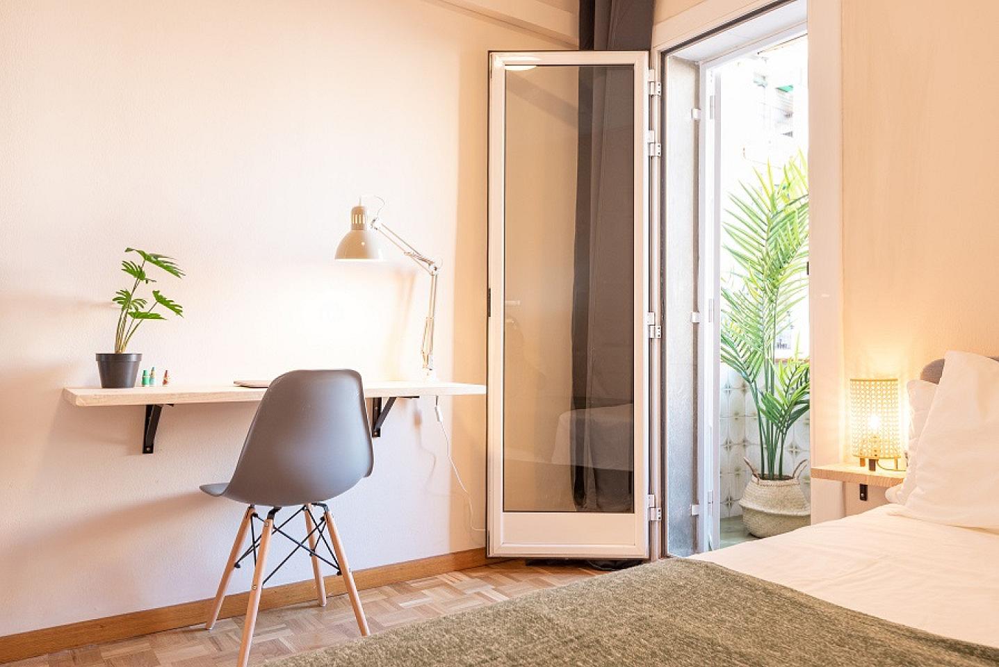  Double Room With Balcony (Casanova2)  -  Spacious Designer Coliving Flat with Concierge in Vibrant Eixample Apartment  - Gallery -  2
