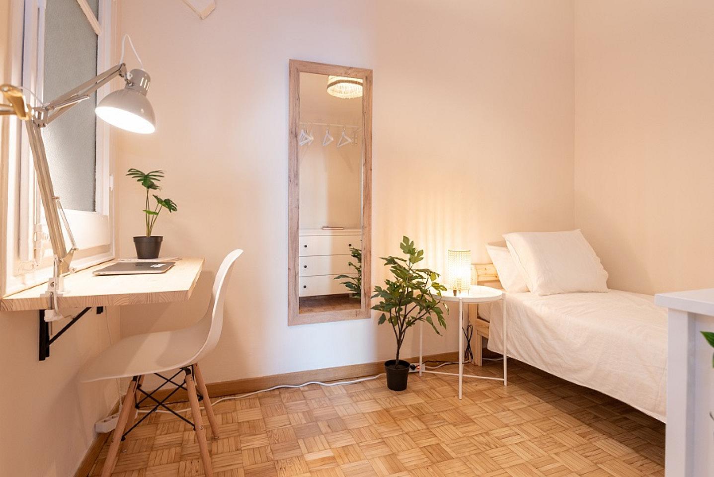  Cozy Single Room (Casanova3)  -  Spacious Designer Coliving Flat with Concierge in Vibrant Eixample Apartment  - Gallery -  1