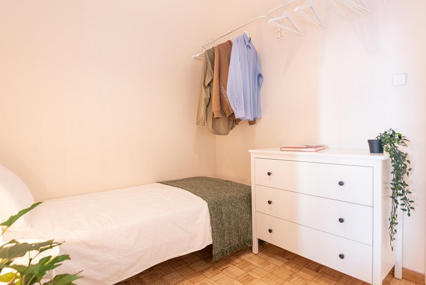  Cozy Single Room (Casanova3)  -  Spacious Designer Coliving Flat with Concierge in Vibrant Eixample Apartment  - Gallery -  21