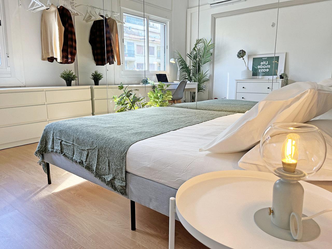  Modern Exterior Double Room (Urgell Room 1)  -  Spacious Designer Coliving Flat with Balcony in Iconic L'Eixample Home  - Gallery -  3