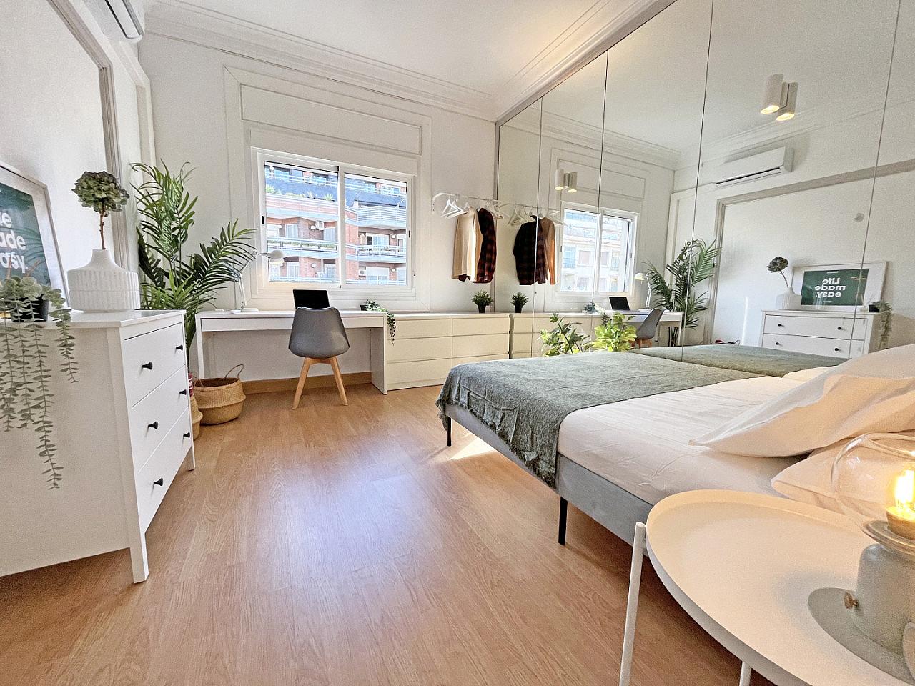  Modern Exterior Double Room (Urgell Room 1)  -  Spacious Designer Coliving Flat with Balcony in Iconic L'Eixample Home  - Gallery -  7