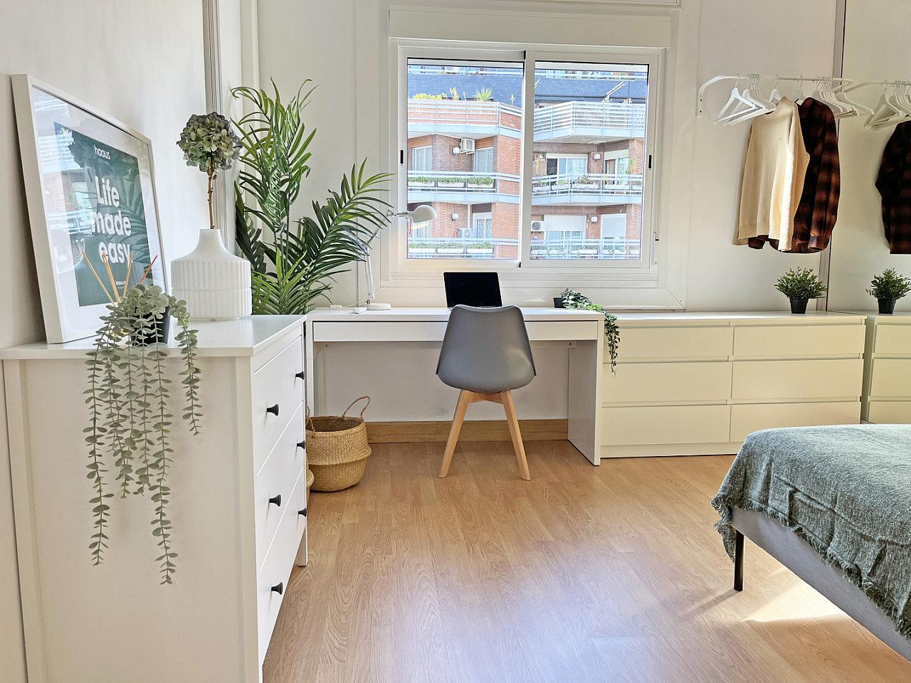  Modern Exterior Double Room (Urgell Room 1)  -  Spacious Designer Coliving Flat with Balcony in Iconic L'Eixample Home  - Gallery -  2