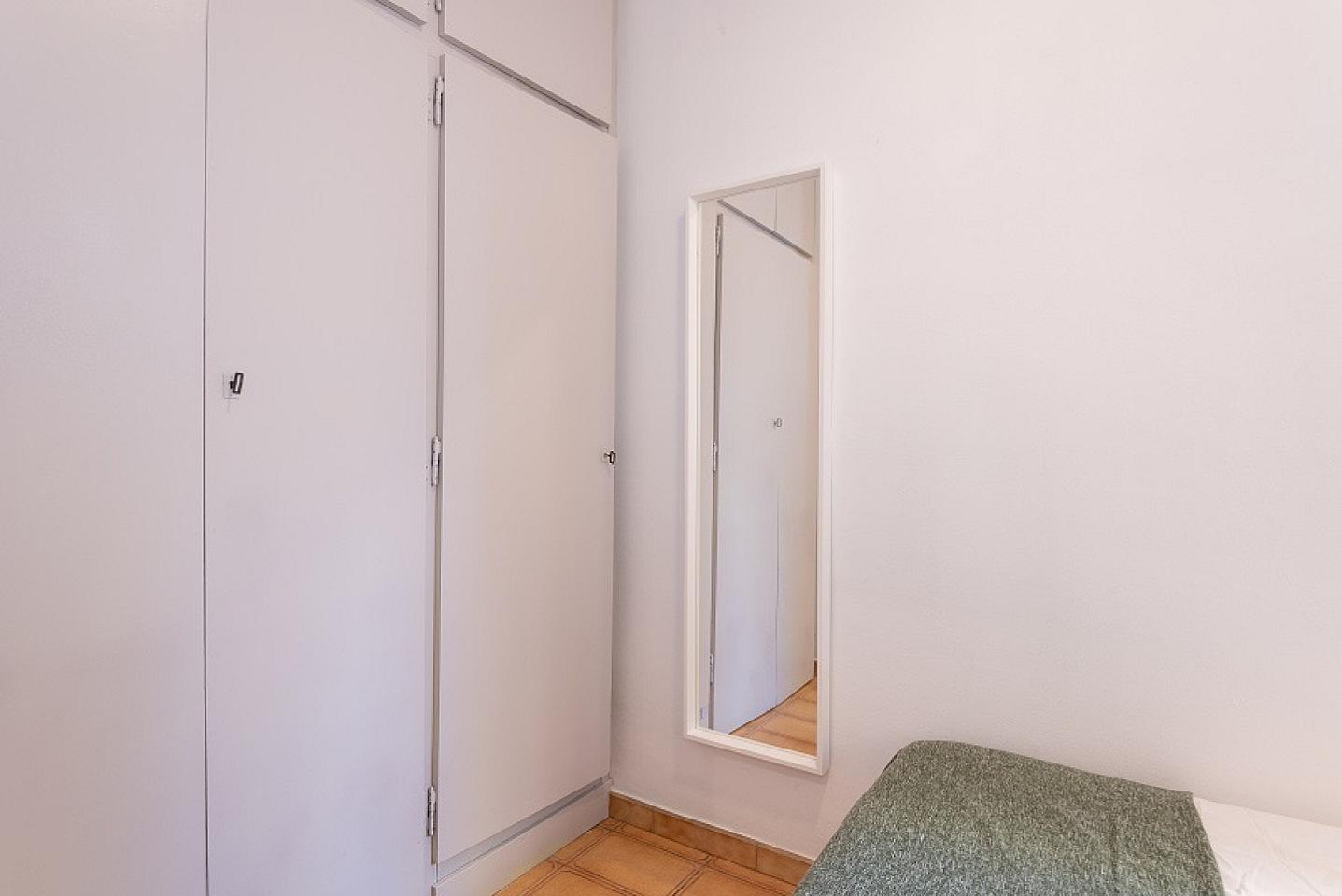 Single Room With Built-In Wardrobe (Urgell Room 2)  -  Spacious Designer Coliving Flat with Balcony in Iconic L'Eixample Home  - Gallery -  3
